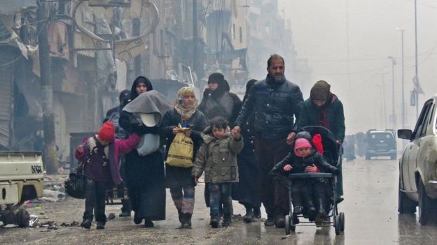 Люди тікають з району Алеппо Бустан аль-Каср після того, як урядові сили встановили над ним контроль. Фото: Getty Images