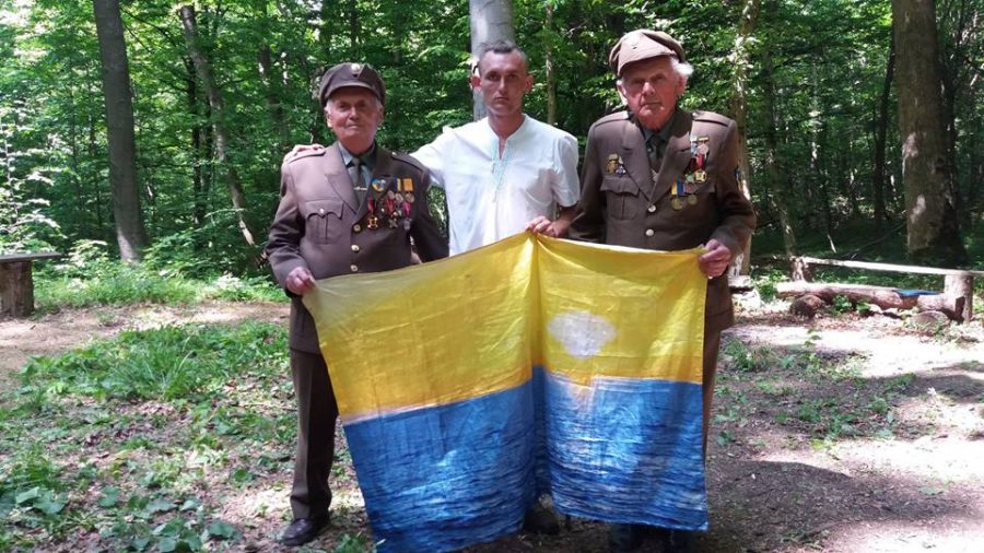 Валерій Лавренов із ветеранами УПА біля криївки в Клубовецькому лісі