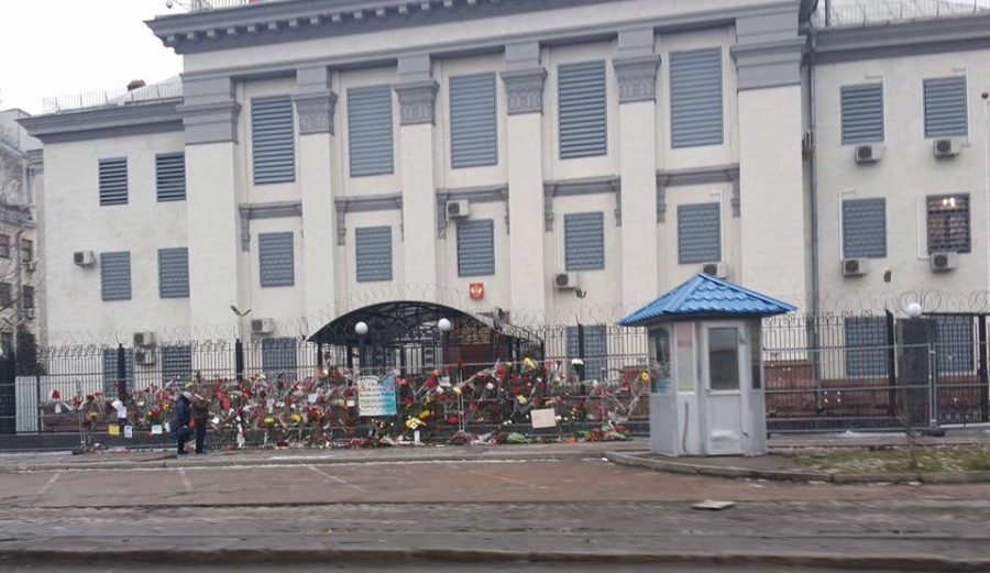 Квіти біля російського посольство після катастрофи Ту-154