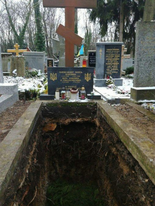 Так наразі виглядає могила Олександра Олеся та його дружини Віри в Празі. Фото DT.ua