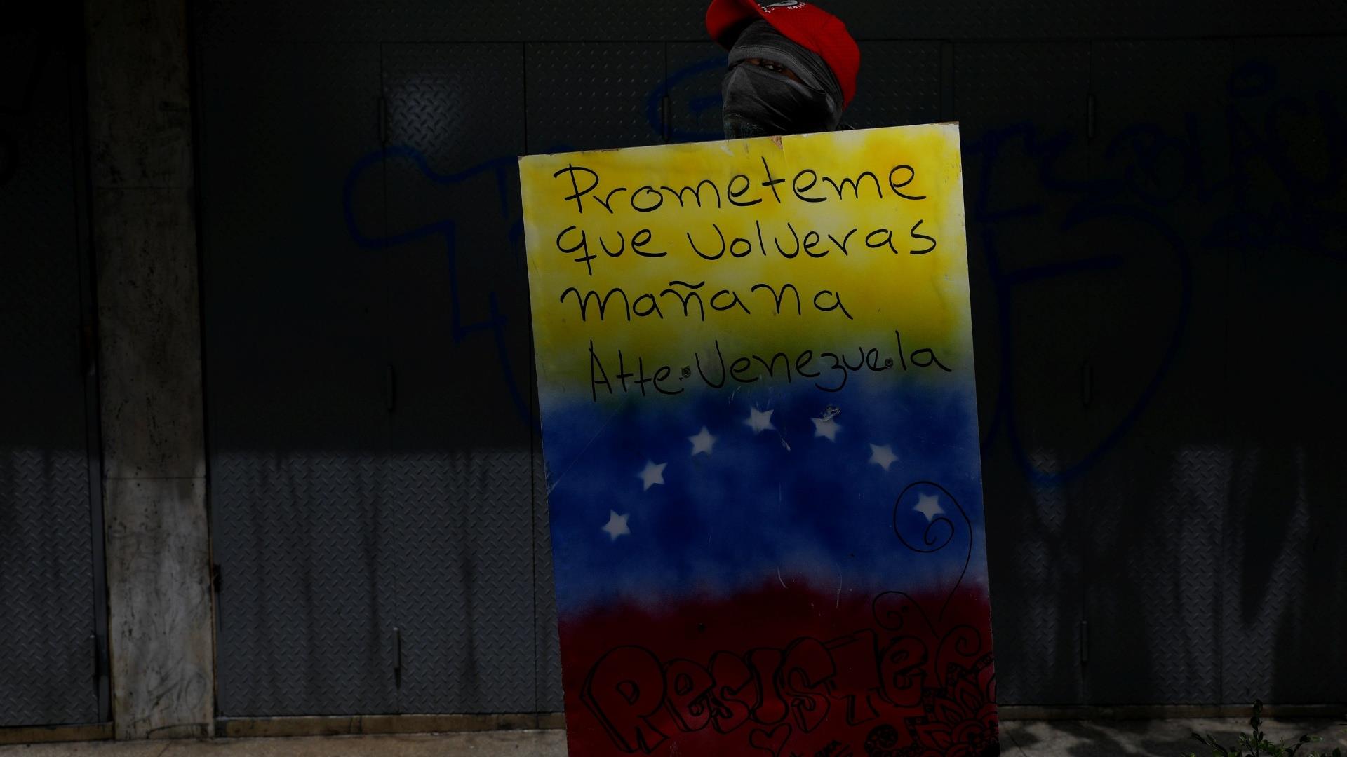 protesters shields - Venezuela _ щити Венесуела _ (2)