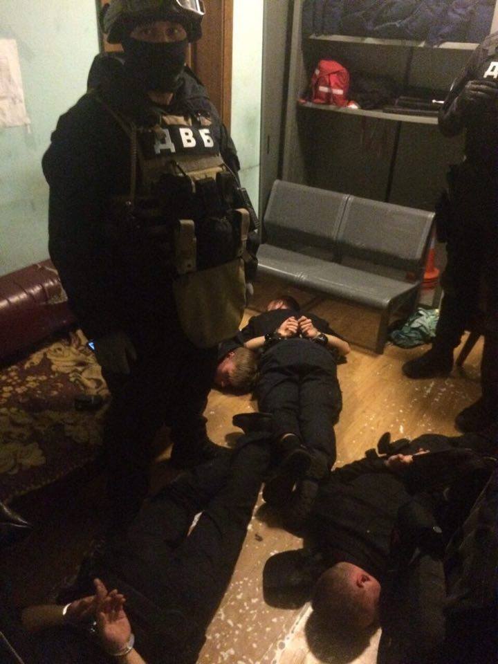 затримання поліцейських на Центральному зал вокзалі Києва _1