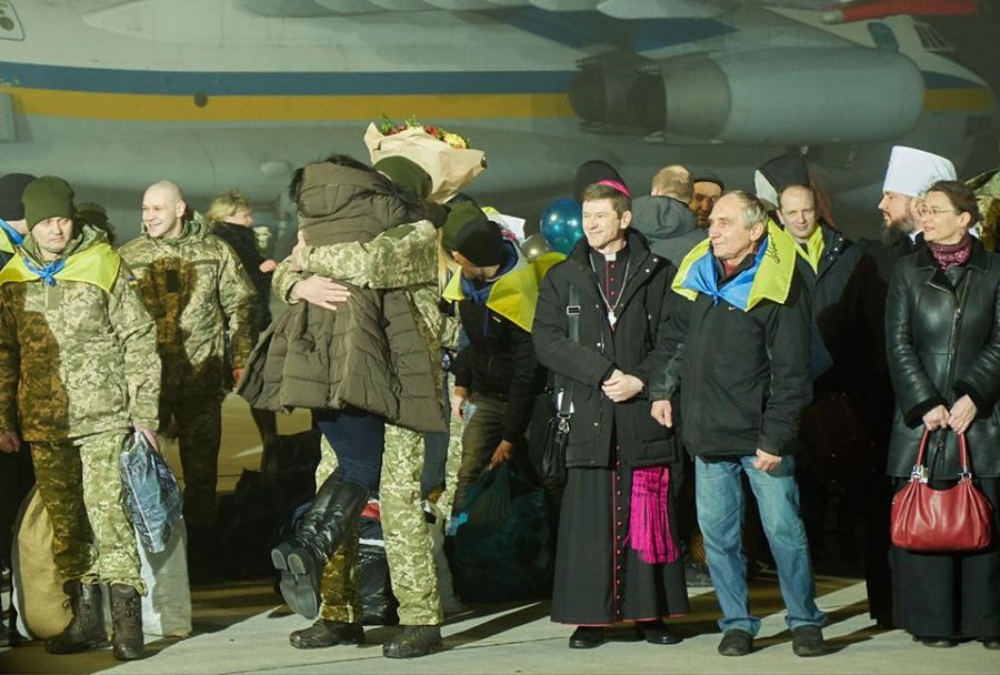 зустріч звільнених в аеропорту Бориспіль у ніч на 28.12.2017 _ГШ_1