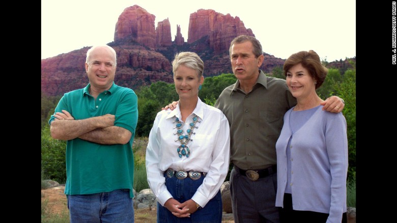Джон Маккейн і Джорж Буш з родинами - 2000