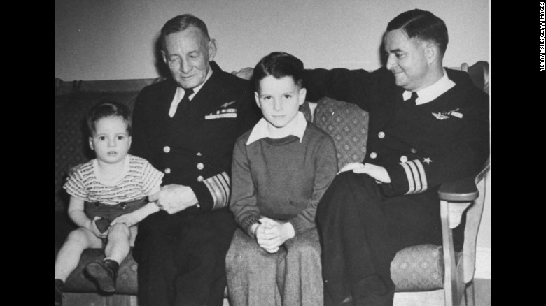 Джон Маккейн із дідом і прадідом адміралами