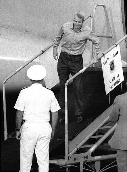 Джон Маккейн на базі на Філіппінах 1973