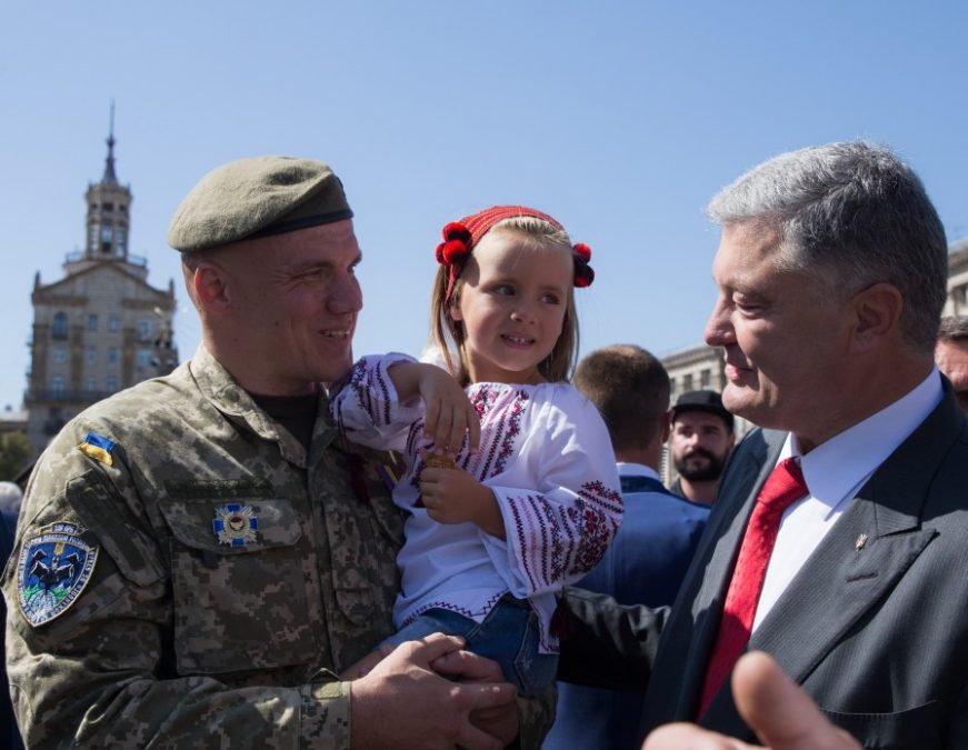 парад 2018 - Порошенко і військовий