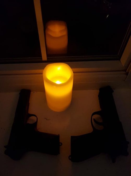 свічка і зброя у вікні - Голодомор