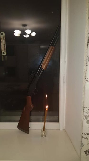 свічка і зброя у вікні - Голодомор _11