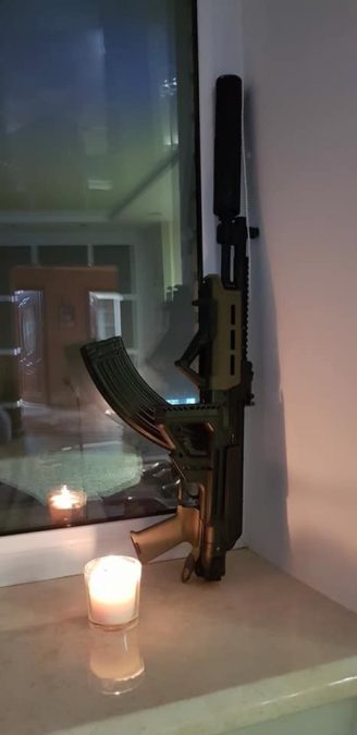 свічка і зброя у вікні - Голодомор _19