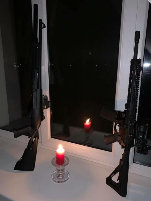 свічка і зброя у вікні - Голодомор _22