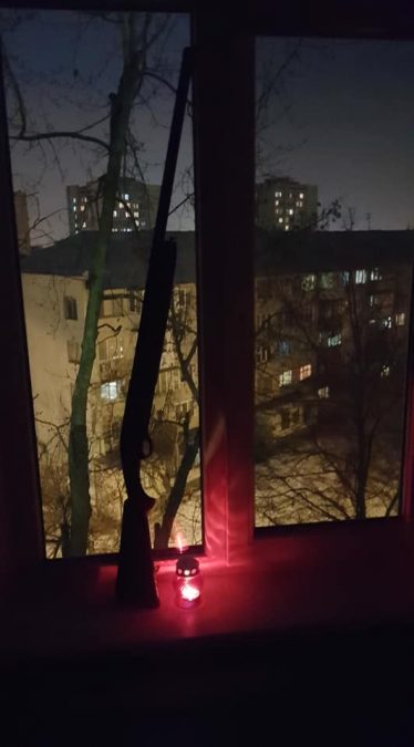 свічка і зброя у вікні - Голодомор _23