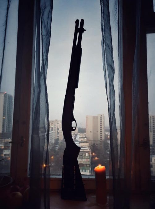 свічка і зброя у вікні - Голодомор _24