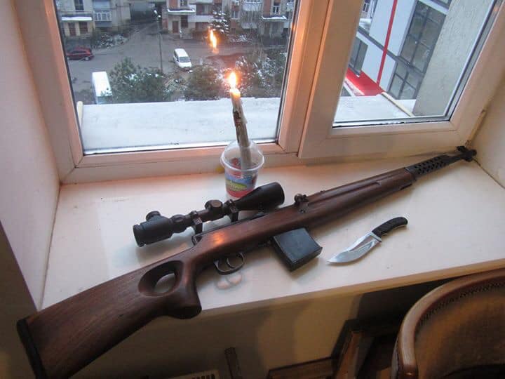 свічка і зброя у вікні - Голодомор _28