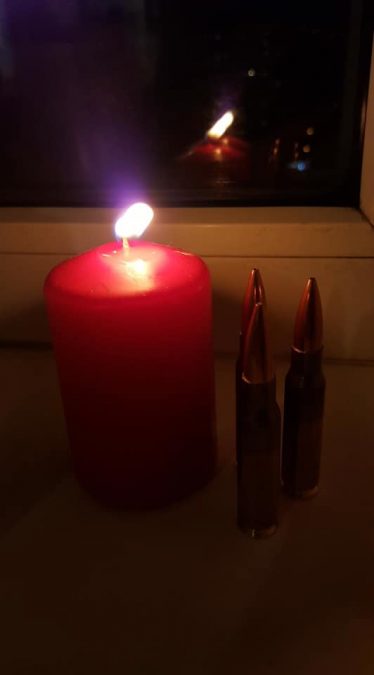 свічка і зброя у вікні - Голодомор _29