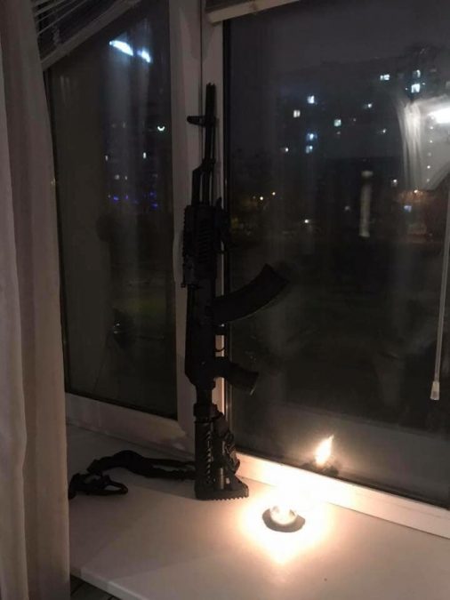 свічка і зброя у вікні - Голодомор _3