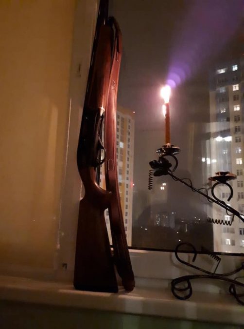 свічка і зброя у вікні - Голодомор _30
