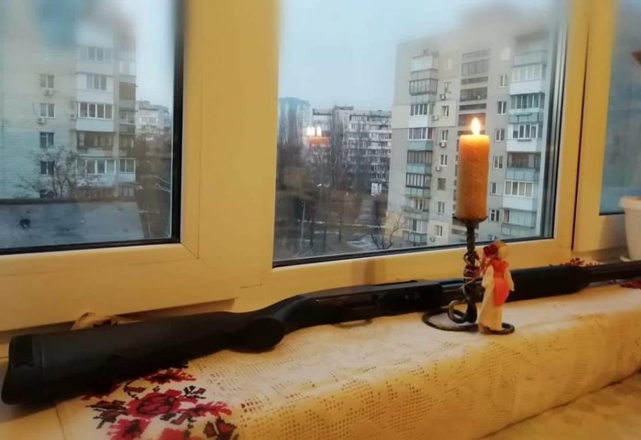 свічка і зброя у вікні - Голодомор _31
