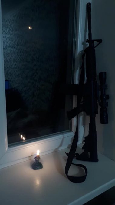 свічка і зброя у вікні - Голодомор _32