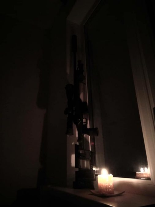 свічка і зброя у вікні - Голодомор _33