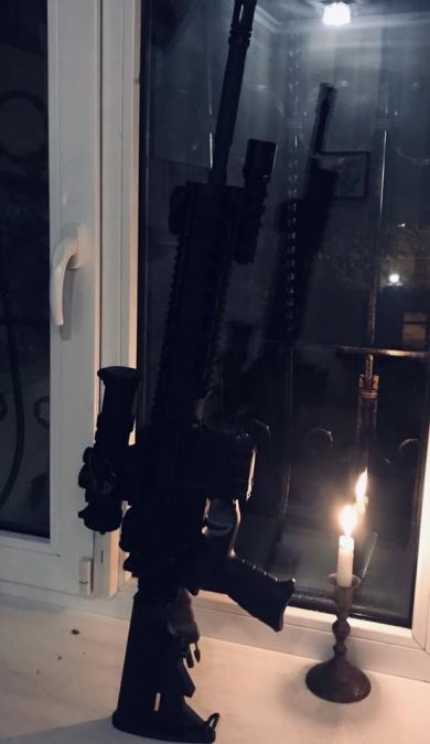 свічка і зброя у вікні - Голодомор _4