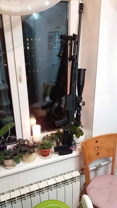 свічка і зброя у вікні - Голодомор _9