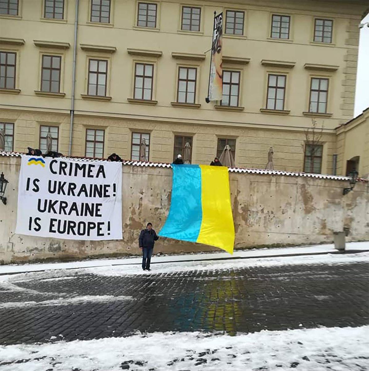 "Крим – це Україна! Україна – це Європа": прапори і банери в ...