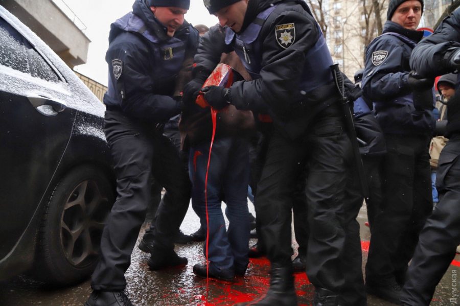 затримання учасників акції в Одесі _червона фарба