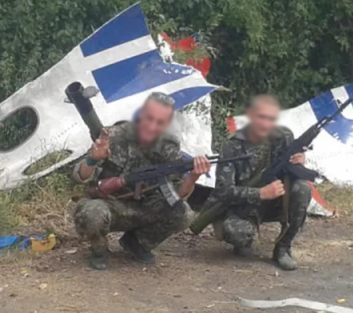 бойовик охороняв уламки MH17 _2014