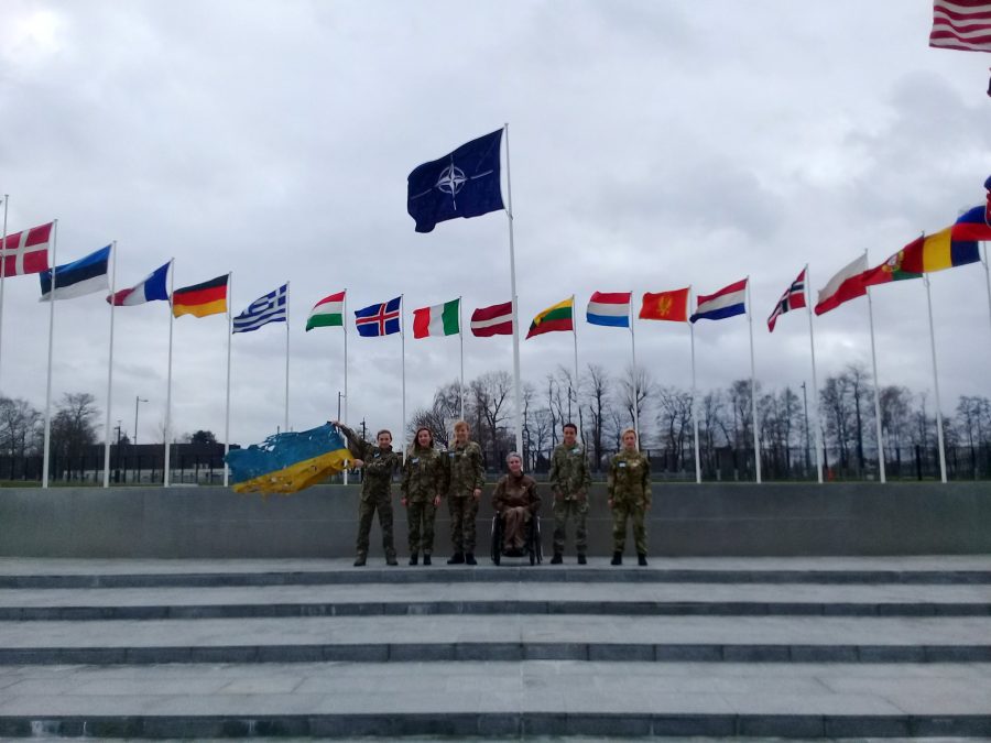 Фронтовички в Брюсселі _НАТО_прапори