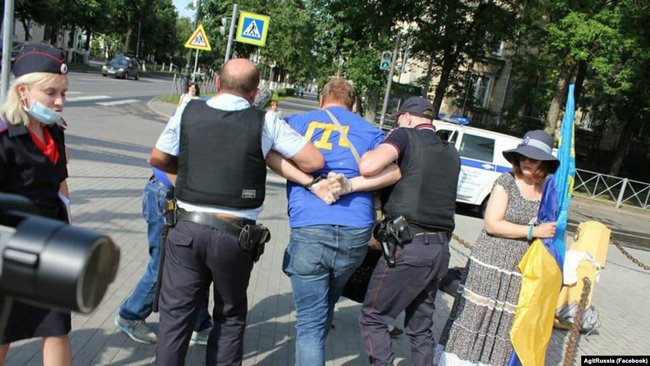 У Росії активіста з українським прапором затримали за 