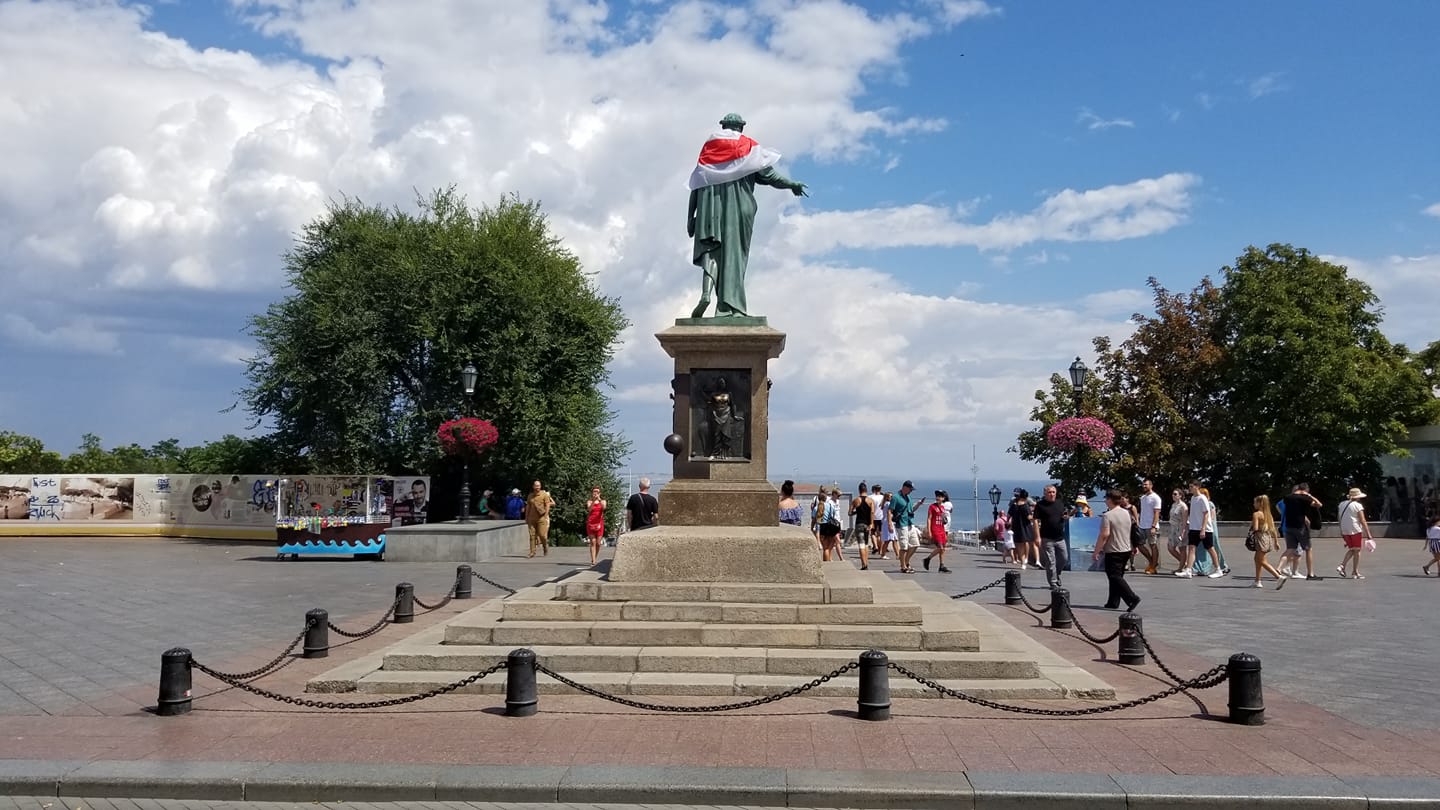 На пам’ятнику Дюку де Рішельє в Одесі з’явився прапор Білорусі. ФОТО