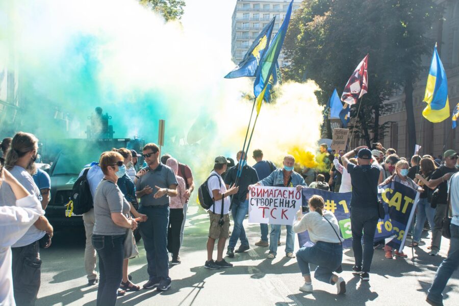 мітинг під ВР 14 вересня 2020 - димові шашки_В'ятрович