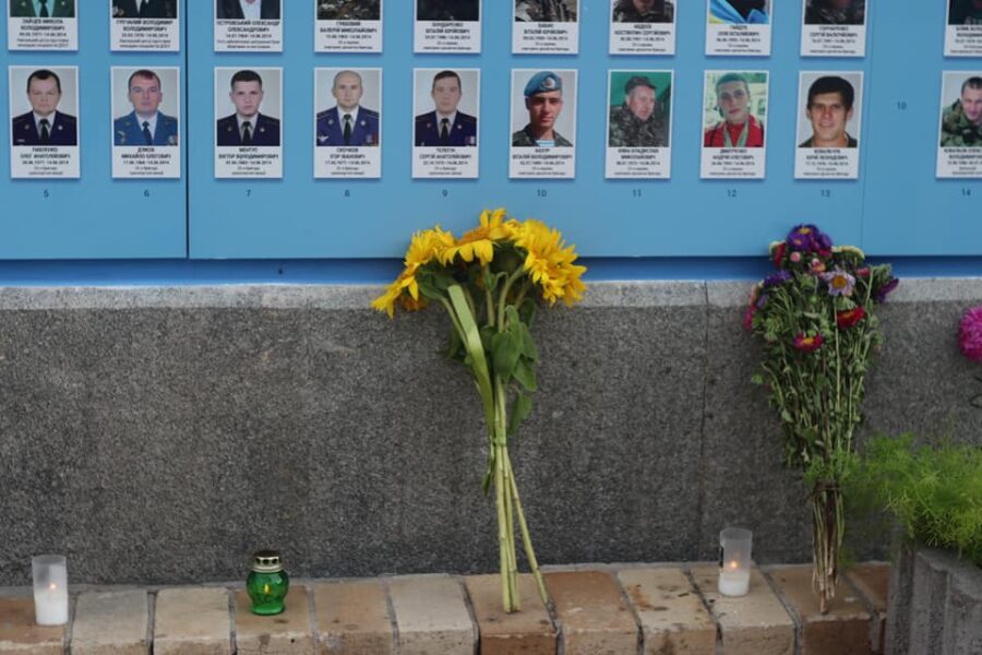 День пам'яті загиблих захисників 2021 - Михайлівський собор - соняшники (2)
