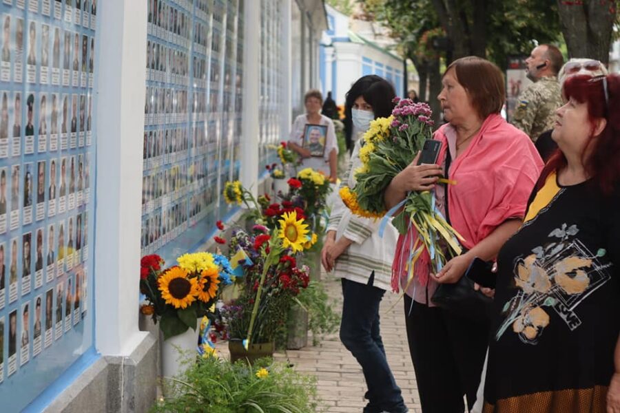 День пам'яті загиблих захисників 2021 - Михайлівський собор - соняшники (4)