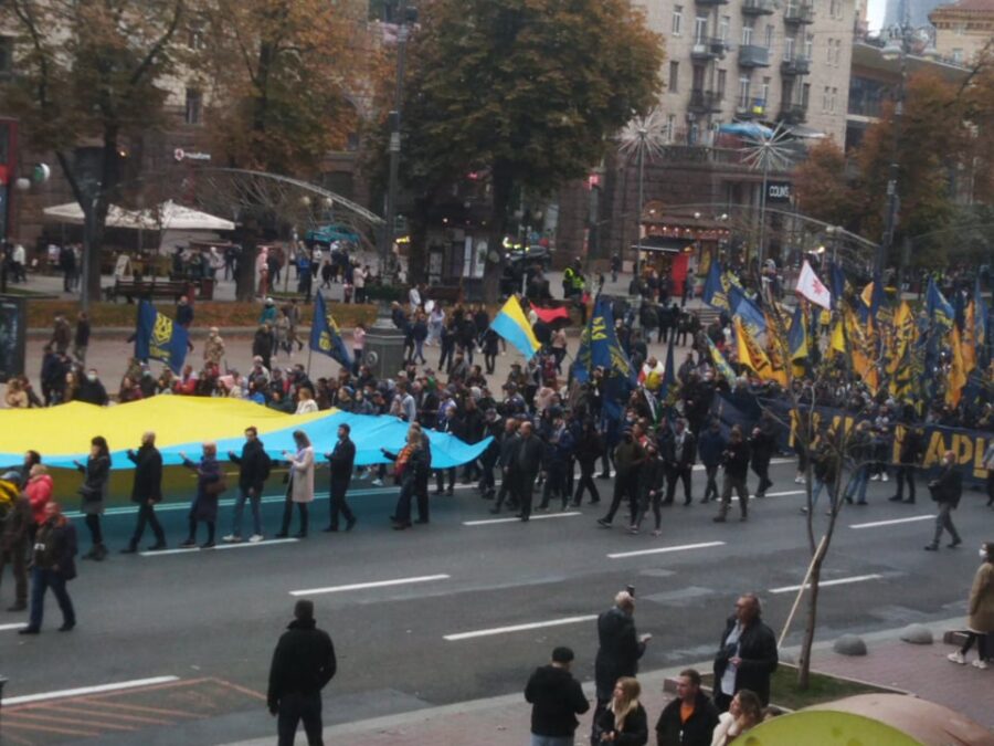 Марш у День захисника України - прапор України