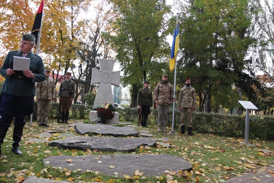 Пам'ятний хрест - проспект Бандери в Києві - 14-10-2021