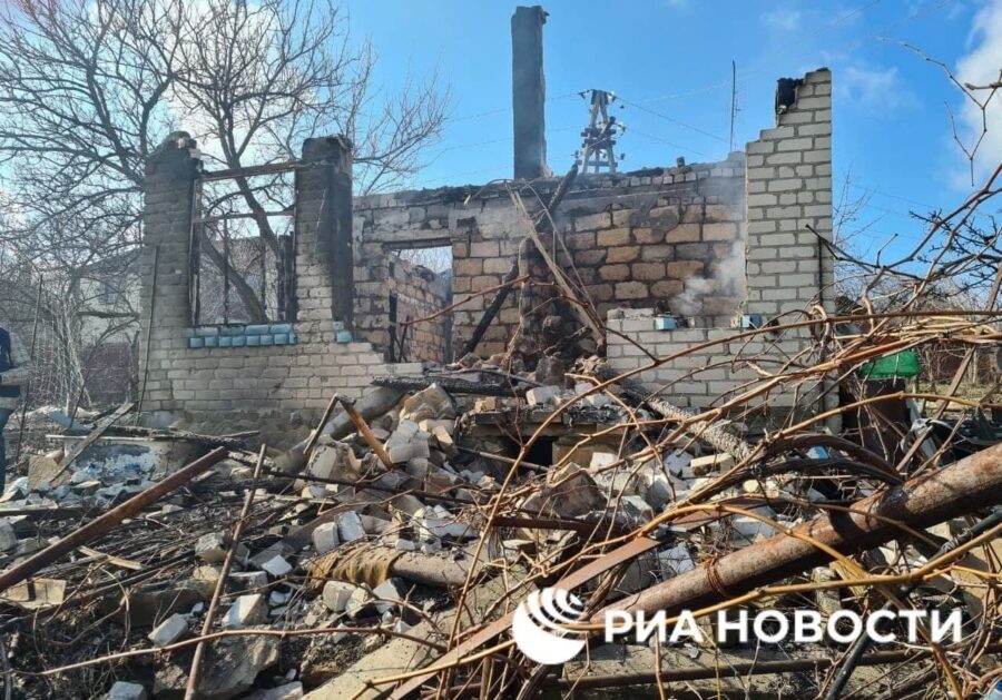 Корреспондент РИА Новости передает кадры с последствиями артиллерийского удара по Пионерскому под Луганском_1