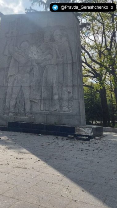 Російські війська черговим обстрілом уразили Меморіал Слави в Харкові. photo_2022-05-04_22-58-24