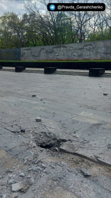 Російські війська черговим обстрілом уразили Меморіал Слави в Харкові. photo_2022-05-04_22-58-27