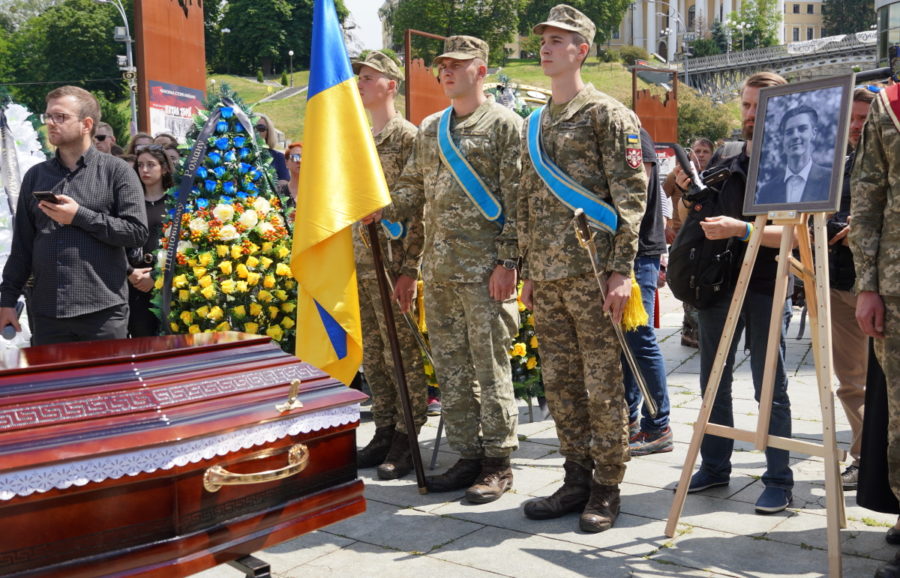 похорон Романа Ратушного - Майдан - почесна варта