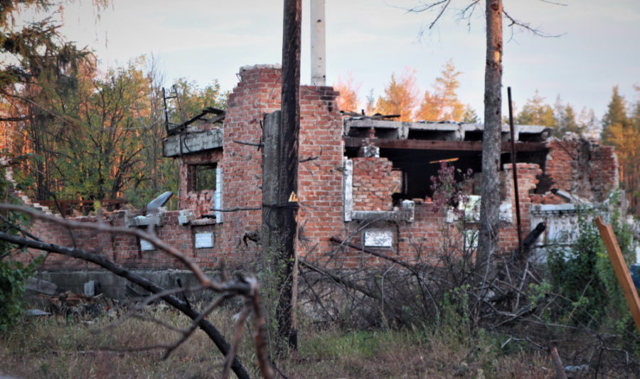 Розбиті людські хати на місці стоянки росіян. Ворог ховав свою техніку в цивільному секторі
