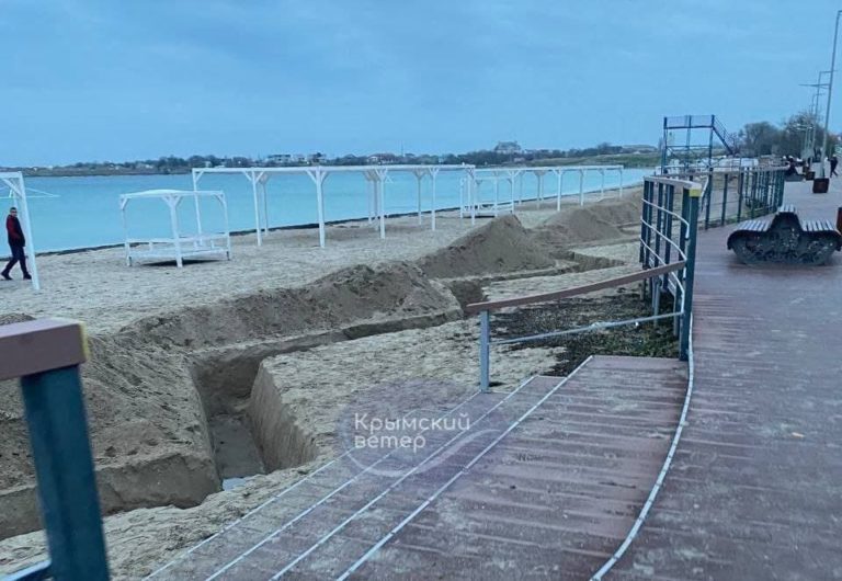 У Криму риють окопи на пляжі та взялися виготовляти тетраедри. ФОТО