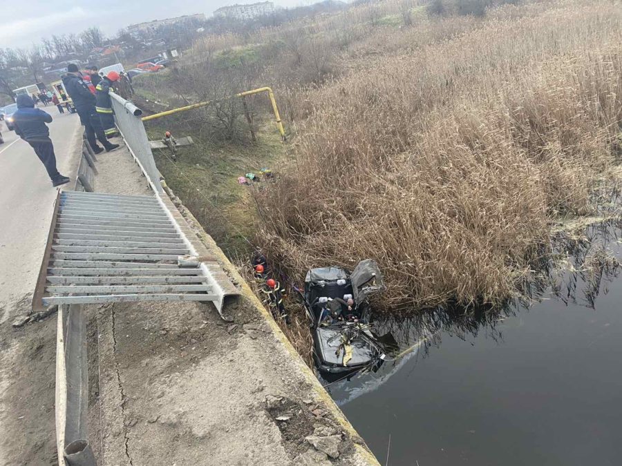 в селі Кінецьпіль з автомобільного мосту у річку Кодима впав легковий автомобіль Mitsubishi Sigma _1