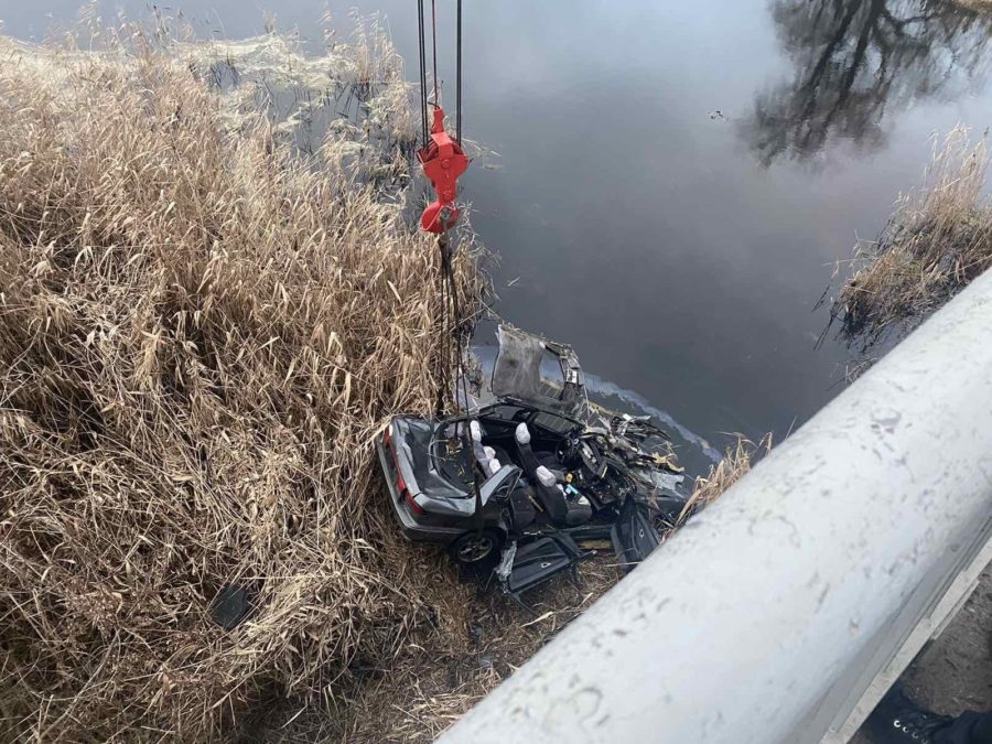 в селі Кінецьпіль з автомобільного мосту у річку Кодима впав легковий автомобіль Mitsubishi Sigma _3