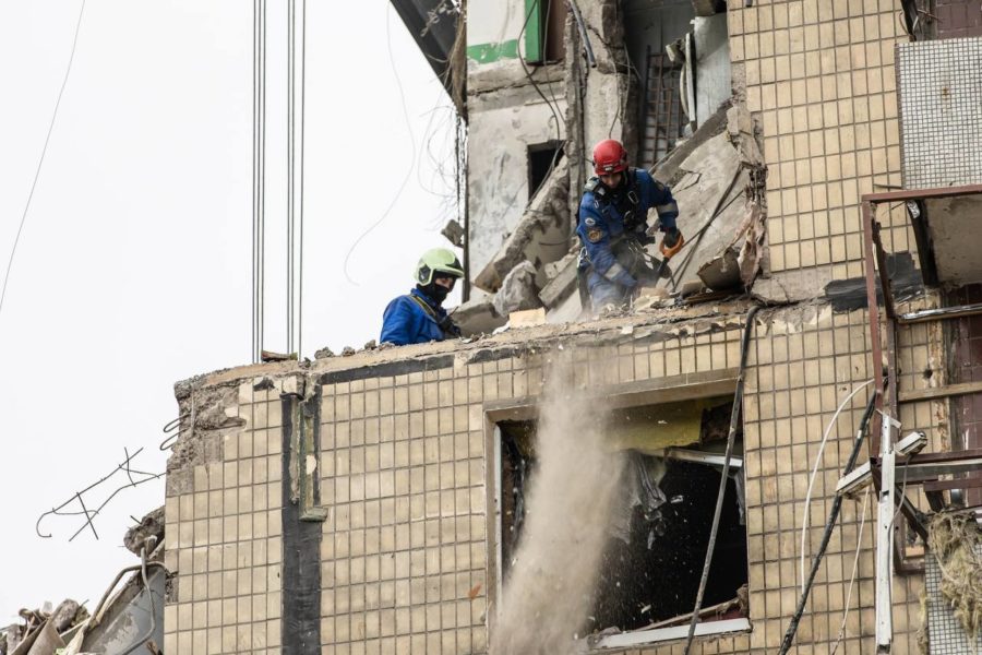 руйнування будинку в м. Дніпро - ракетний удар 14-01-2023 - ранок 17-01-2023_рятувальники_2