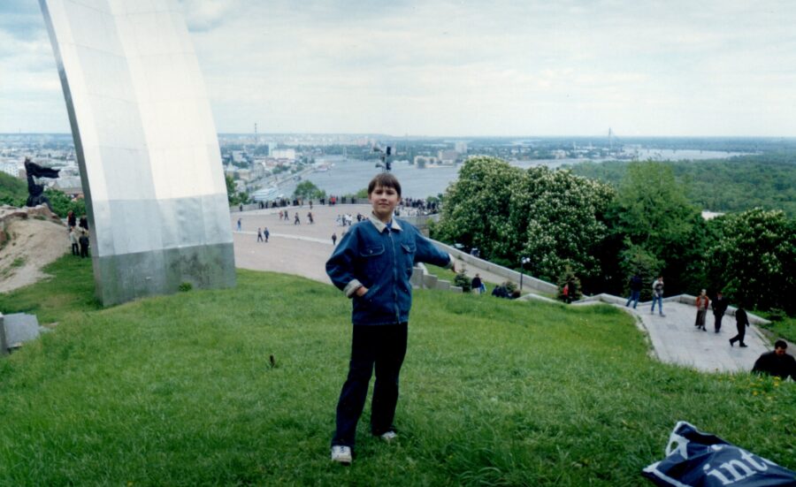 Біжан Шаропов у дитинстві. Фото: Лола Шаропова