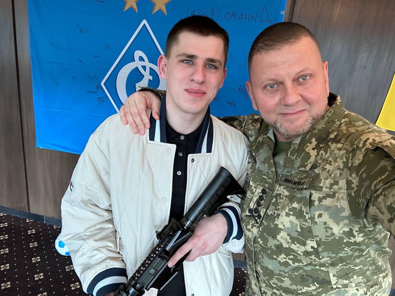 Залужний нагородив солдата 92 омбр “Хижака” Зубарєва, який у ближньому бою  з камерою “гоу про” відбив переважальні сили росіян