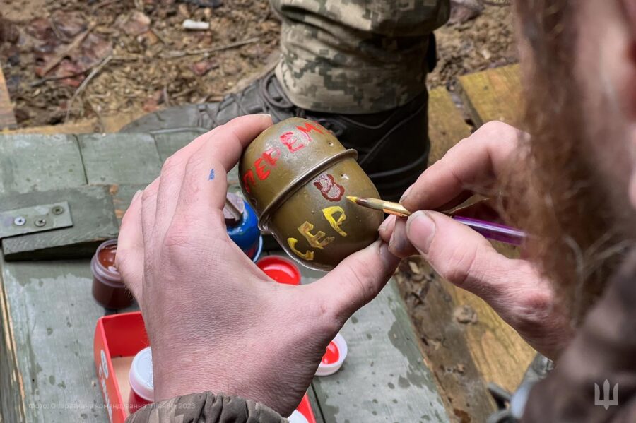 військовослужбовці розписують бойові гранати на кшталт писанок_3