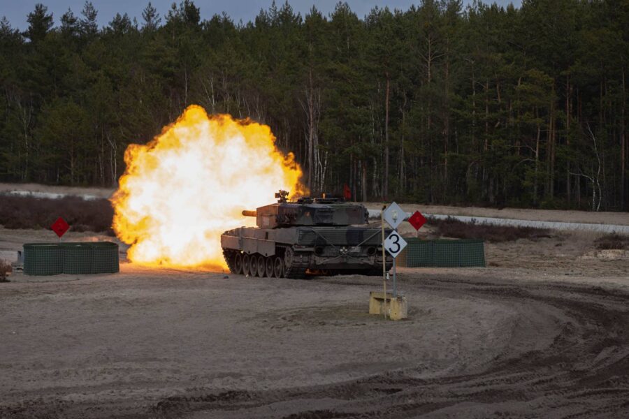 Зведена група інструкторів зі збройних сил Королівства Норвегії Forsvaret у Польщі навчає військовослужбовців ЗС України керувати танками Leopard 2_1